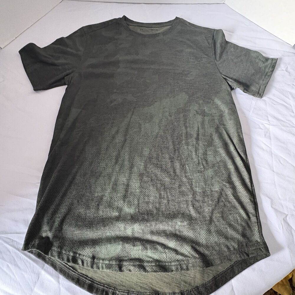 Under Armour Women's Heatgear Camo Shirt Small Loose Fit
